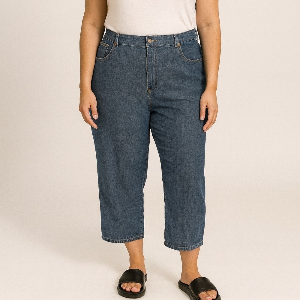Sag Harbor Women's Denim straight leg capri Jeans. Size 18W.